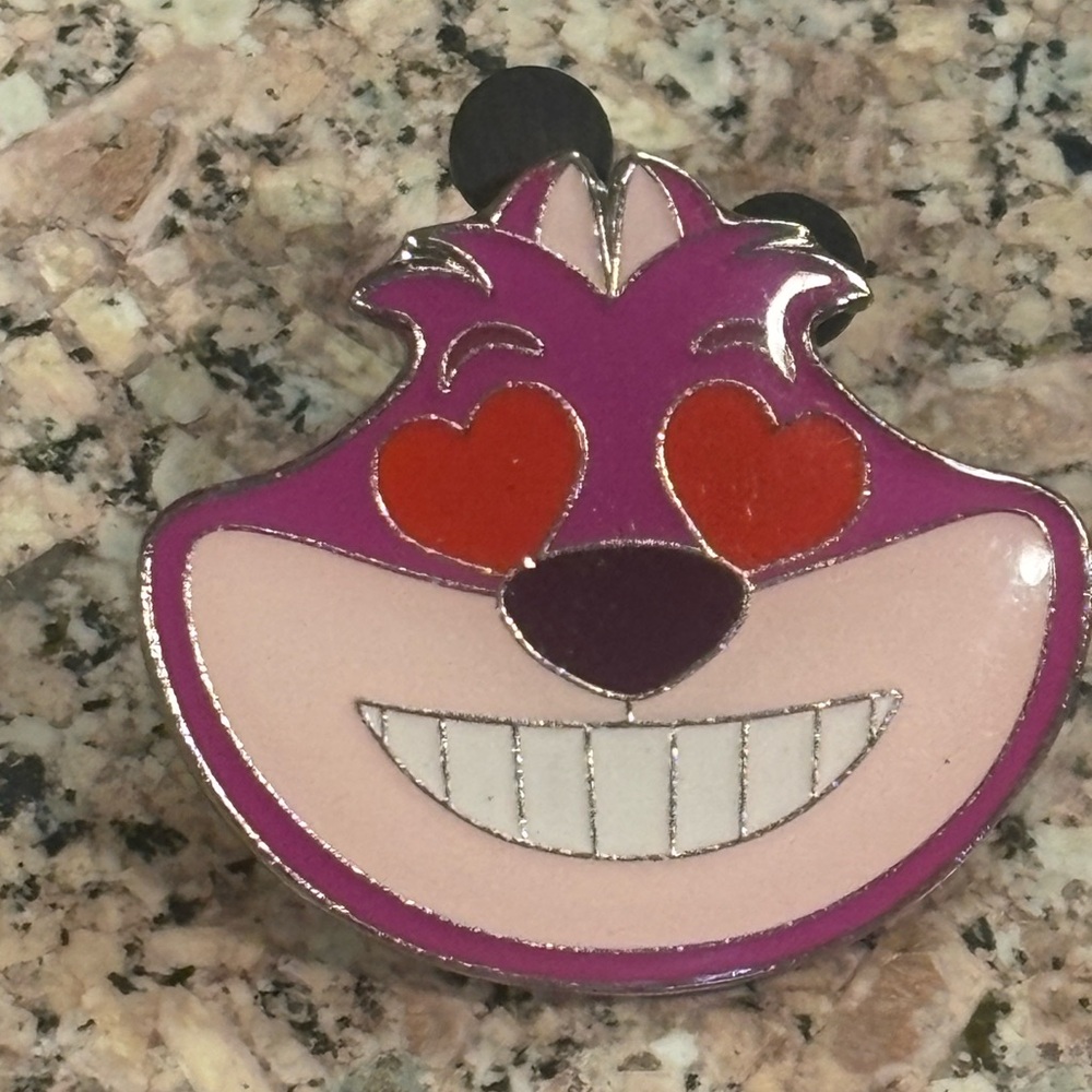 2017 Disney Pin Cheshire Cat Emoji Blitz Heart Eyes DLR Alice Wonderland